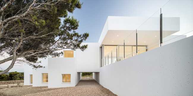 Villa Catwalk à Minorque. Une passerelle s'étendant vers des vues imprenables sur la mer et les montagnes