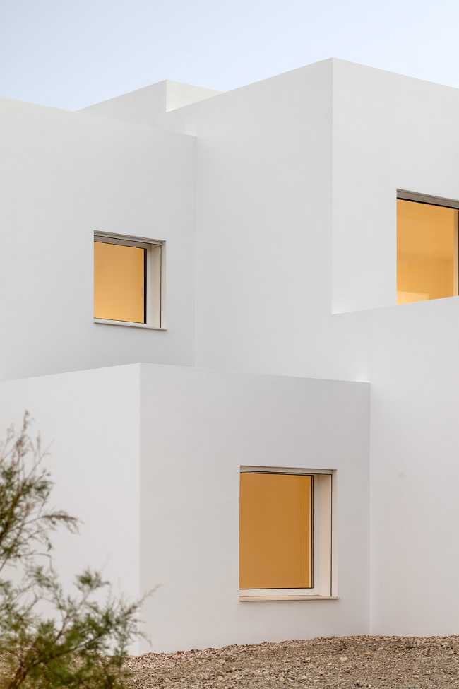 Villa Catwalk à Minorque. Une passerelle s'étendant vers des vues imprenables sur la mer et les montagnes