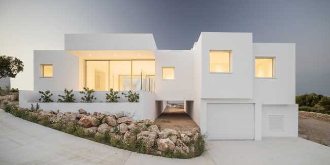 Villa Catwalk à Minorque. Une passerelle s'étendant vers des vues imprenables sur la mer et les montagnes