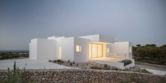 Villa Catwalk à Minorque. Une passerelle s'étendant vers des vues imprenables sur la mer et les montagnes