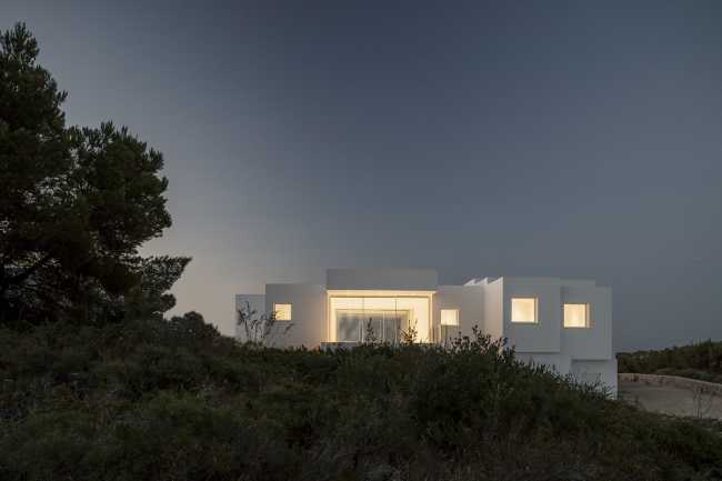 Villa Catwalk à Minorque. Une passerelle s'étendant vers des vues imprenables sur la mer et les montagnes