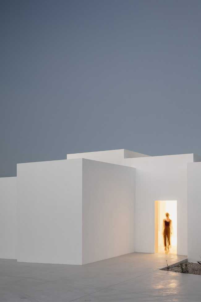 Villa Catwalk à Minorque. Une passerelle s'étendant vers des vues imprenables sur la mer et les montagnes