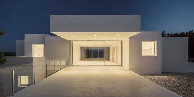 Villa Catwalk à Minorque. Une passerelle s'étendant vers des vues imprenables sur la mer et les montagnes