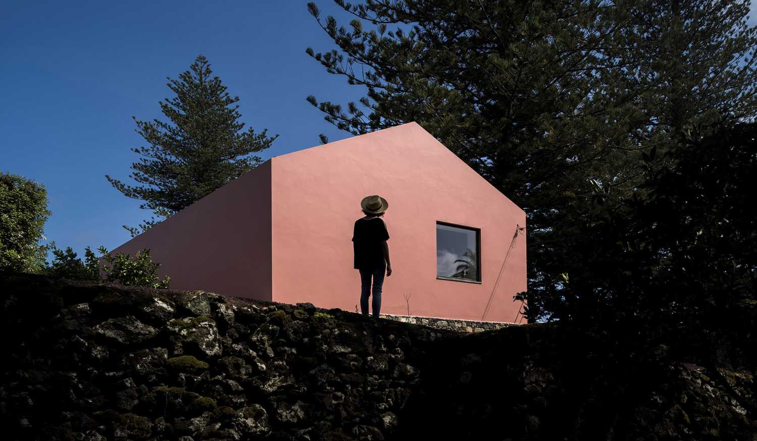 Basamento in pietra e abitazione rosa