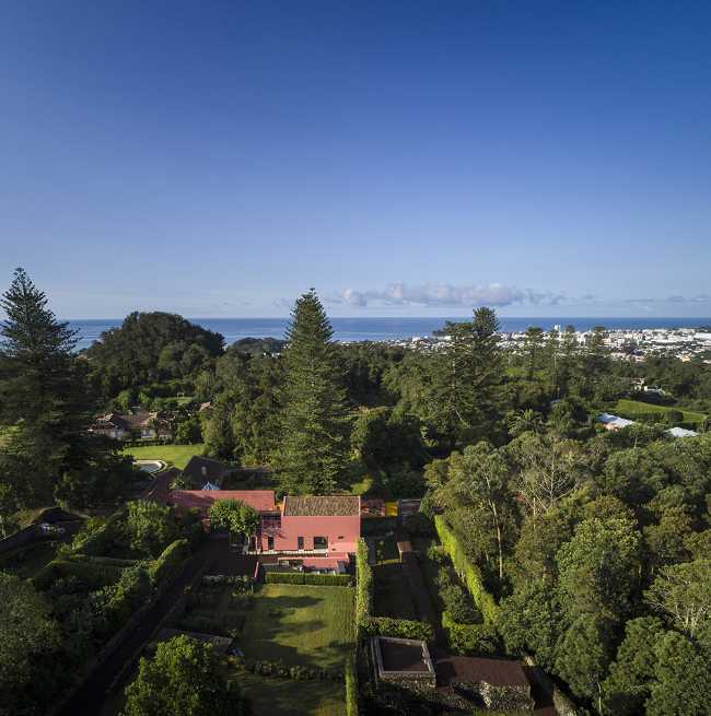 Une vieille grange est transformée en deux maisons d'hôtes. Histoire et contemporanéité en harmonie