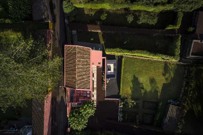 Une vieille grange est transformée en deux maisons d'hôtes. Histoire et contemporanéité en harmonie