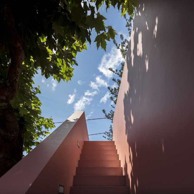 Une vieille grange est transformée en deux maisons d'hôtes. Histoire et contemporanéité en harmonie