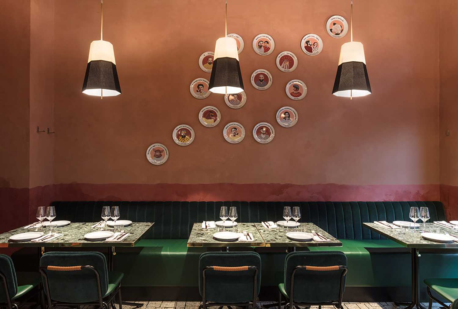 Sala RØST de Milán, platos en la pared de color marsala