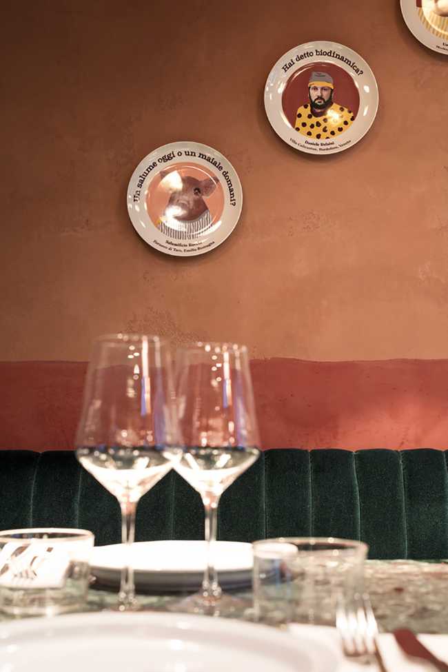 Sala RŎST in Milan, plates on the wall color marsala