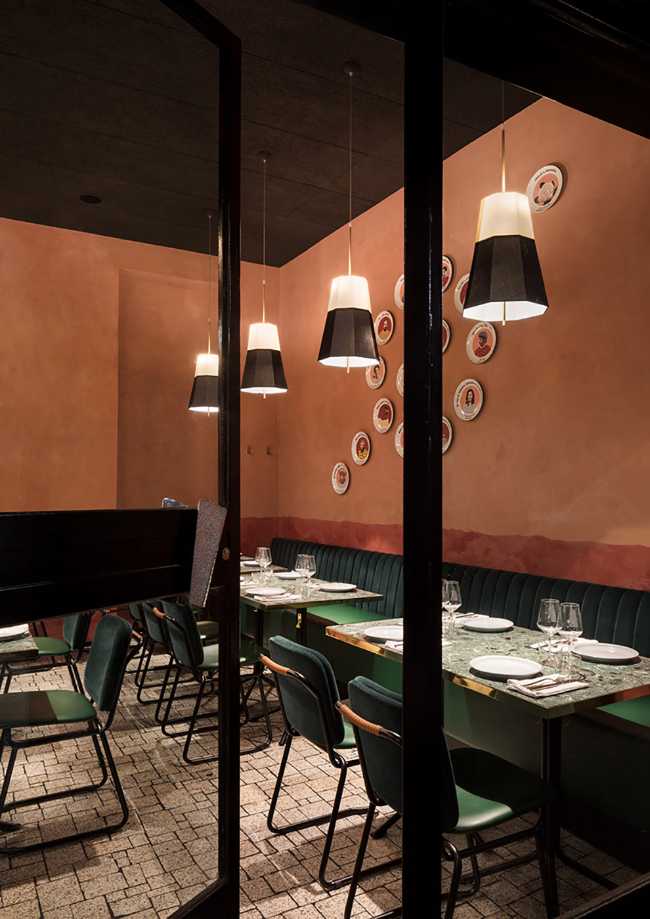 Sala RŎST in Milan, plates on the wall color marsala