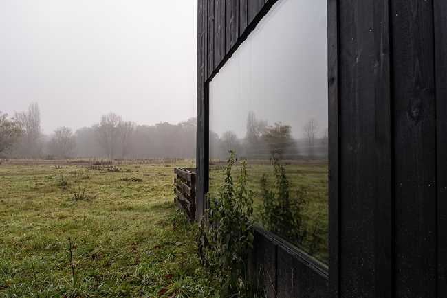 Abitazione in legno scuro nella natura