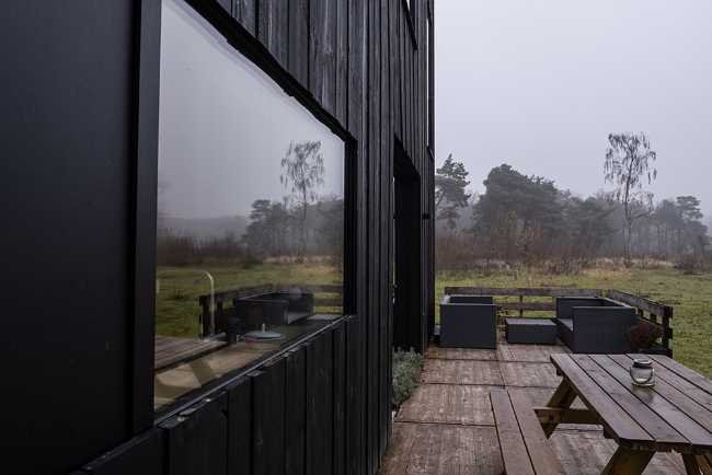 Abitazione in legno nella natura in autunno