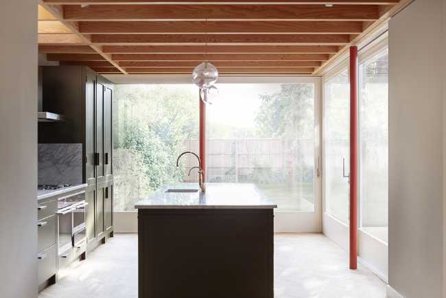 Cocina en isla con ventana