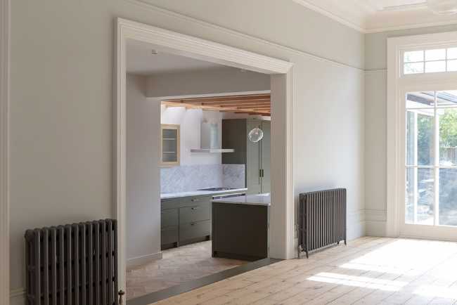 Interiores luminosos y espaciosos con radiadores oscuros