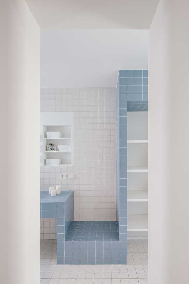 blue white ceramic bathroom