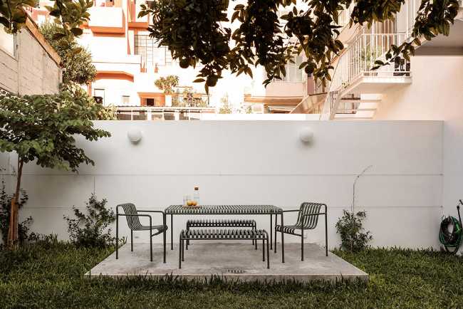 Giardino con tavole e sedute