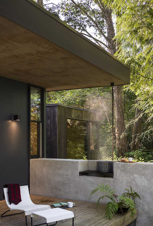 Cabanes en bois parmi les arbres avec terrasse