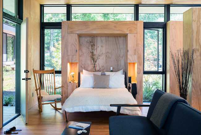 Intérieur de la chambre à coucher de la cabine en bois