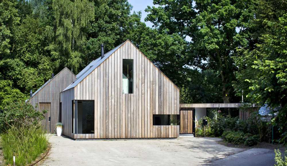 Facciata a timpano per una cabina in legno nel bosco