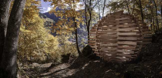 Ispace, the wooden installation stimulates the interaction between Man-Environment-Nature.