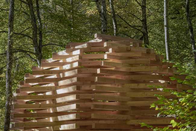 Ispace, l'installation en bois stimule l'interaction Homme-Environnement-Nature.