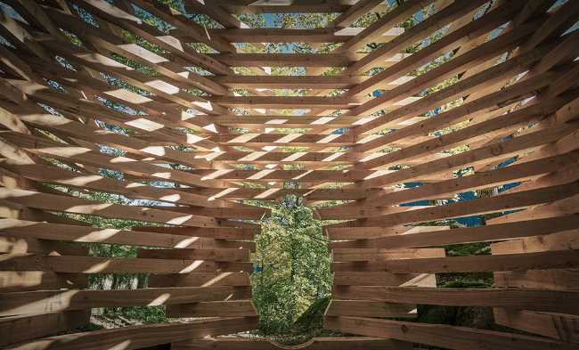 Ispace, l'installation en bois stimule l'interaction Homme-Environnement-Nature.