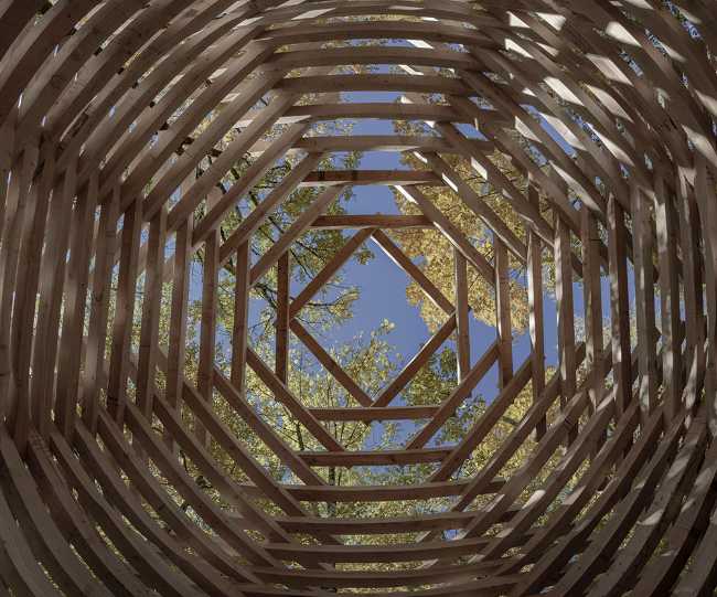 Ispace, l'installation en bois stimule l'interaction Homme-Environnement-Nature.