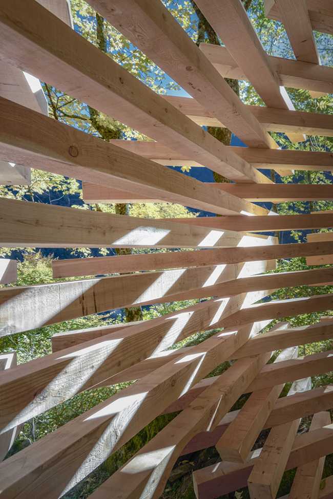 Ispace, l'installation en bois stimule l'interaction Homme-Environnement-Nature.