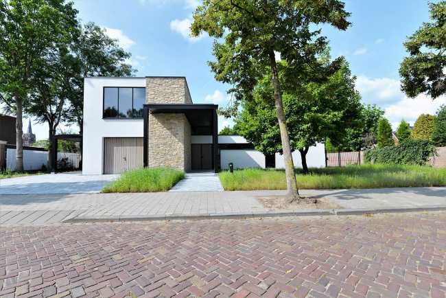 Facciata sulla strada e vialetto d'accesso