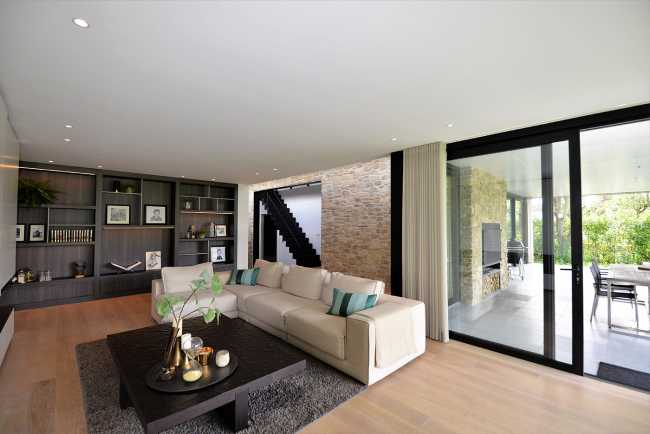 Salotto con muro in pietra