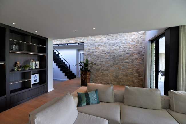 Salotto con muro in pietra