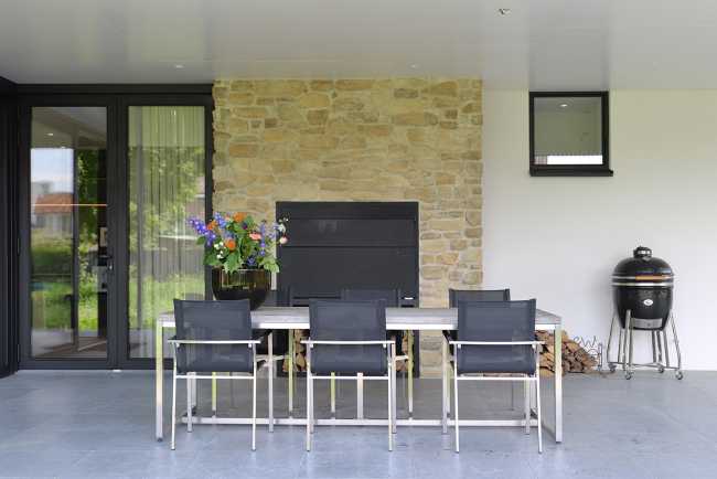 Portico con muro in pietra