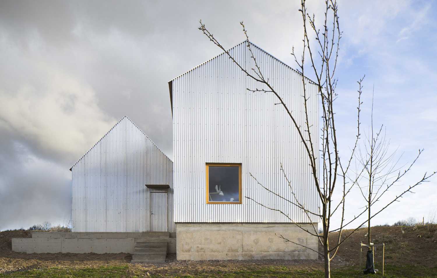 Vivienda con revestimiento de aluminio ondulado