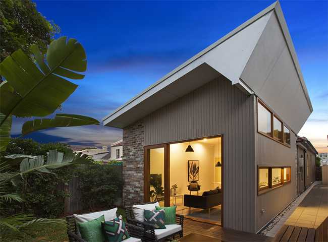 Aluminium-clad dwelling with wooden fixtures