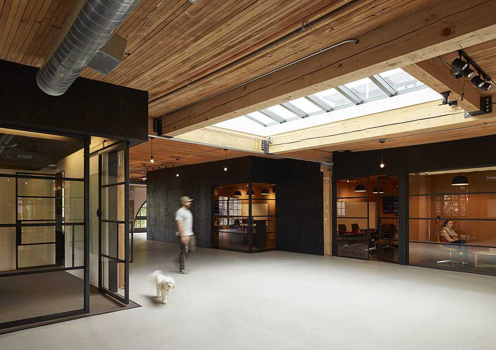 Open space working space in wood