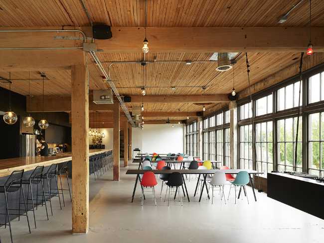 Interno in legno con vetrata