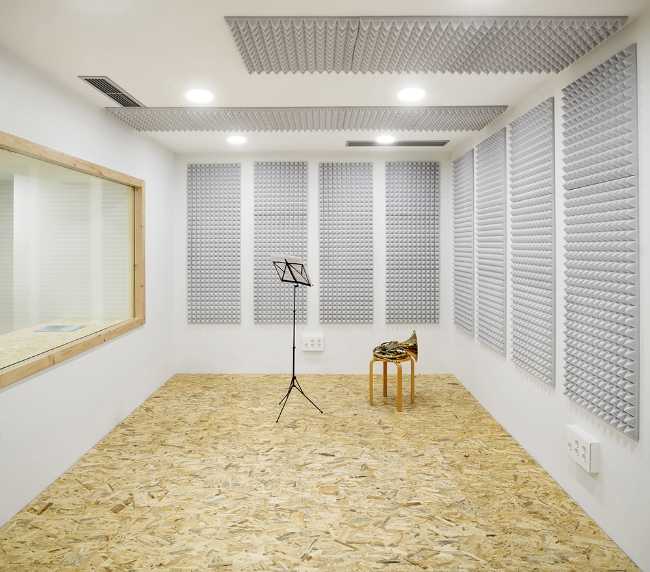 Workshop room covered in wood
