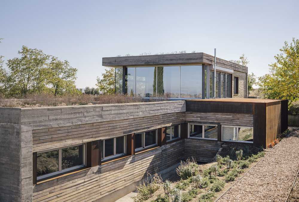 2 Pieces, the prefabricated modular house in wood and corten steel