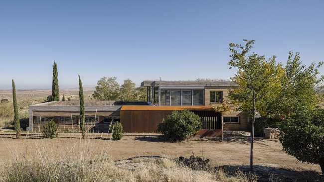 2 Pieces, the prefabricated modular house in wood and corten steel