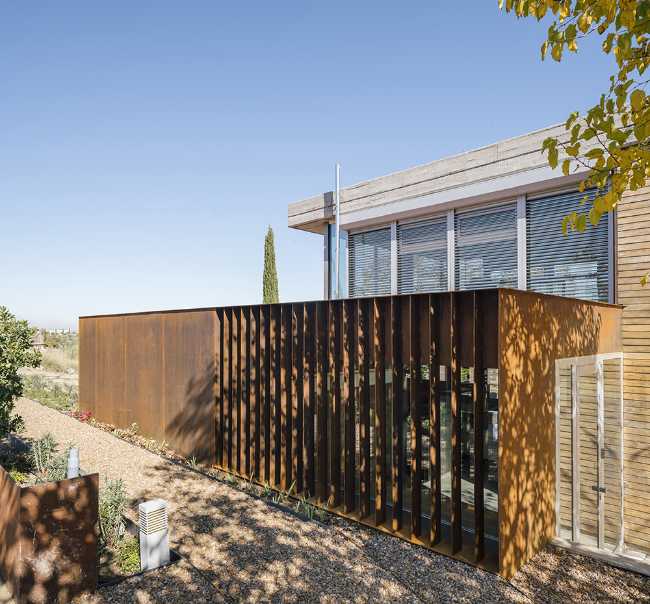 2 Pieces, the prefabricated modular house in wood and corten steel