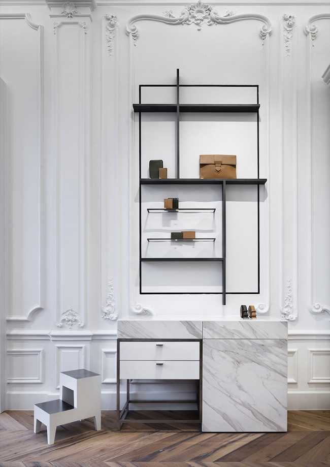 Interior nineteenth-century residence with moldings on the walls