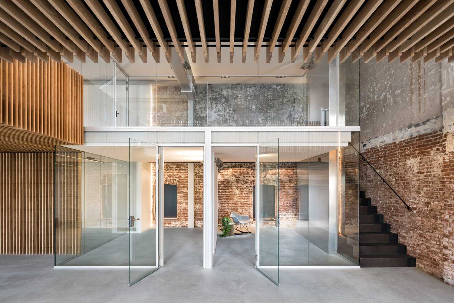 loft uffici soppalco vetro legno muratura mattoni