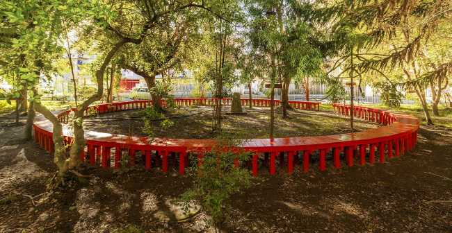 Circular bench continuous red