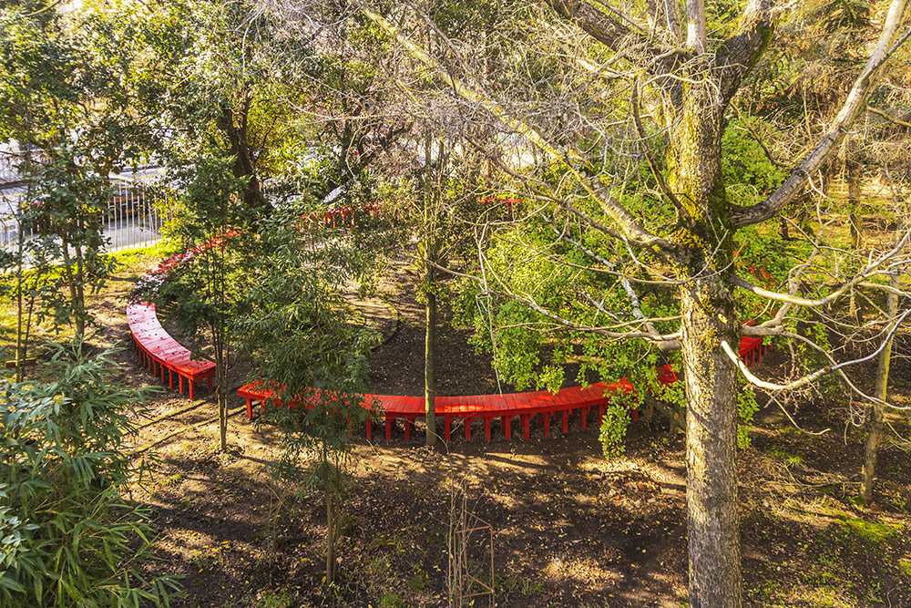 Circular bench continuous red