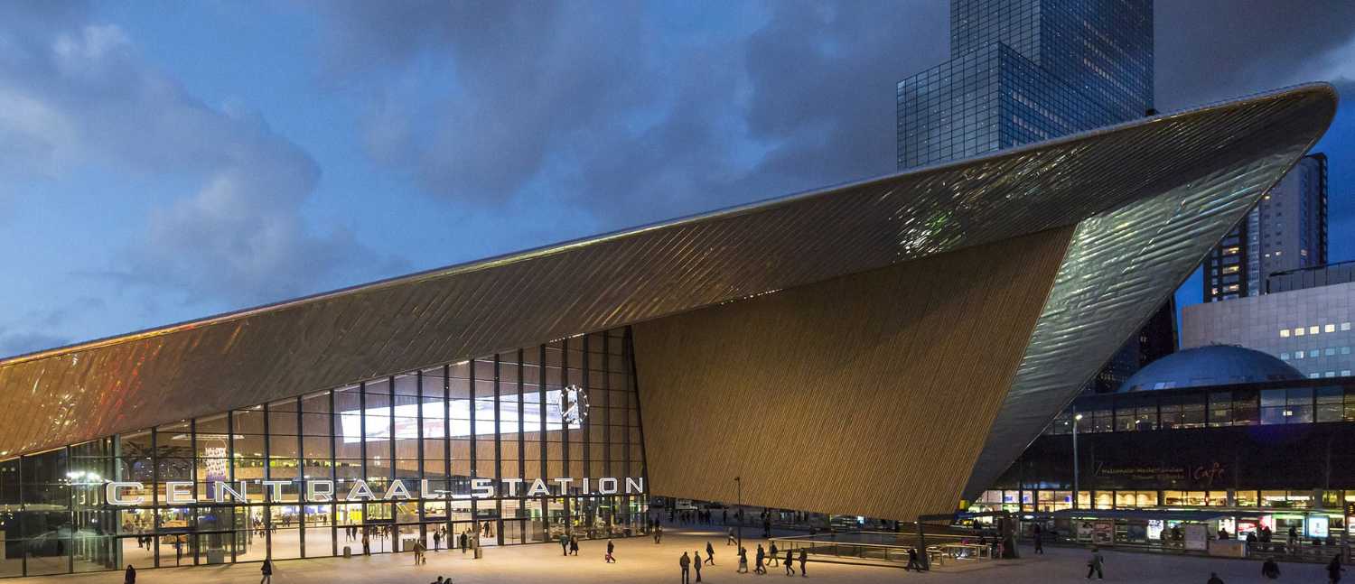 estación Rotterdam noche cubierta titanio