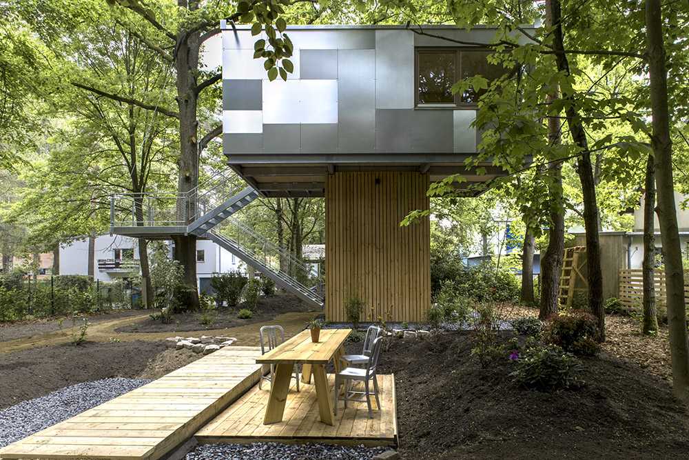Casa sull'albero con basamento quadrato rivestito in legno