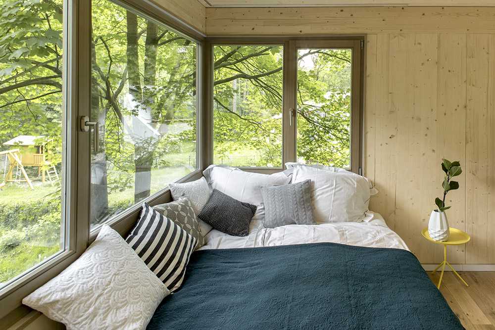 Casa sull'albero con basamento quadrato rivestito in legno
