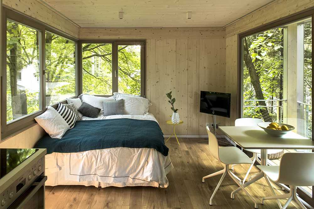 Casa sull'albero con basamento quadrato rivestito in legno