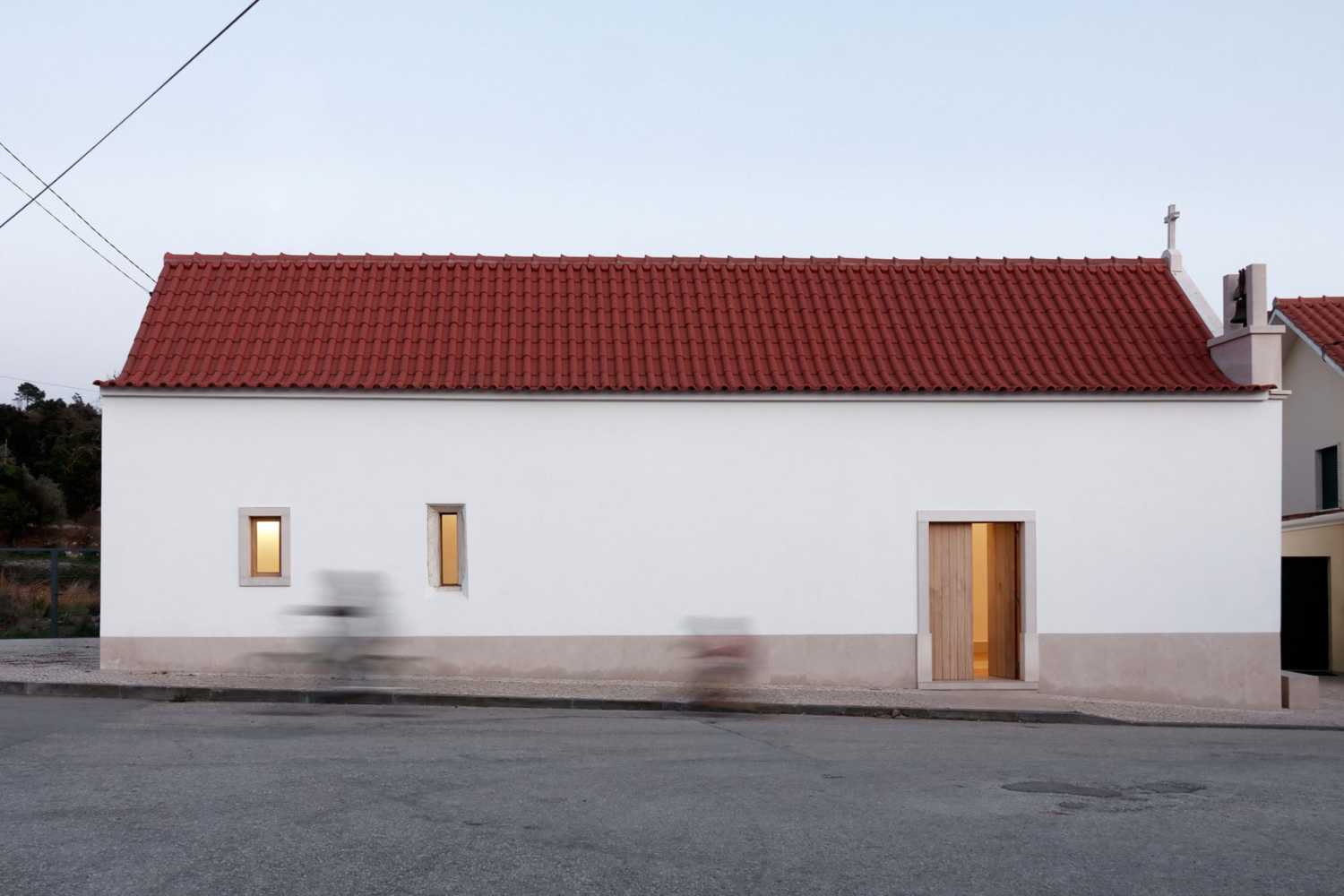 Exterior capilla lateral blanca con techo rojo