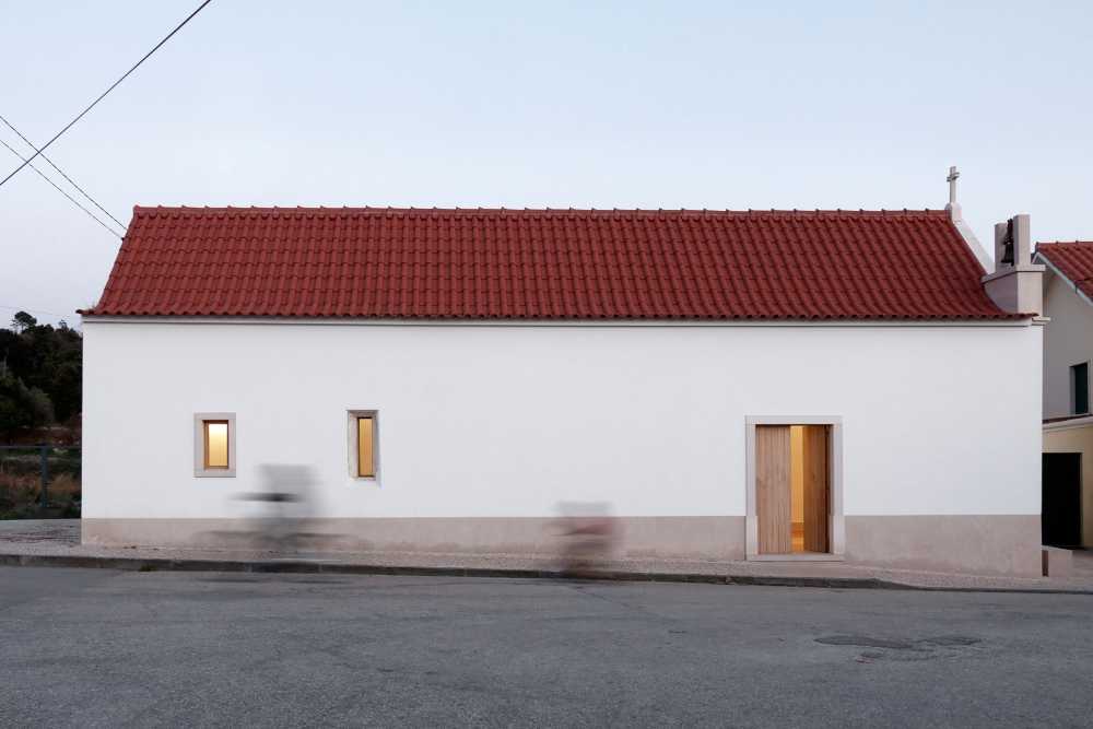 Esterno cappella laterale bianca con tetto rosso